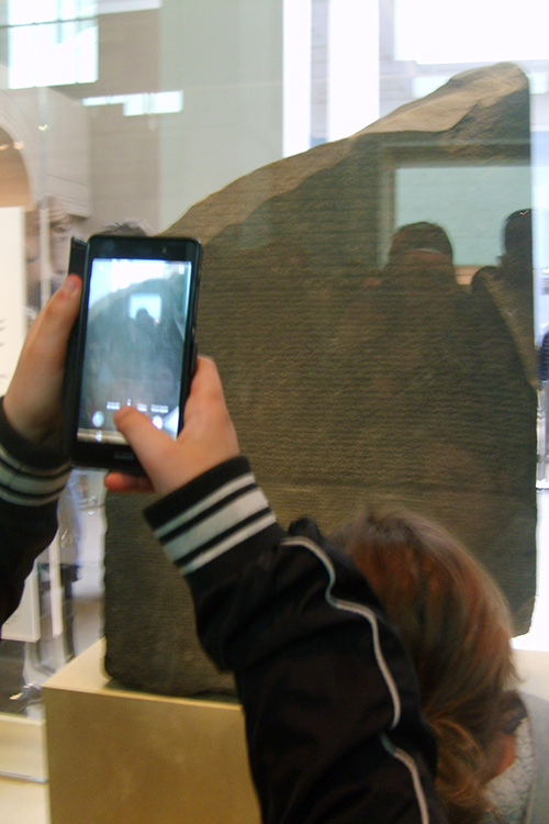 British museum.
Une de piÃ¨ces maitresse du musÃ©e : la pierre de Rosette !
Elle a permis Ã  Champollion de dÃ©chiffrer les hiÃ©roglyphes en 1822, car un mÃªme texte est Ã©crit en 3 langues : Ã©gyptien en hiÃ©roglyphes, Ã©gyptien dÃ©motique et alphabet grec.